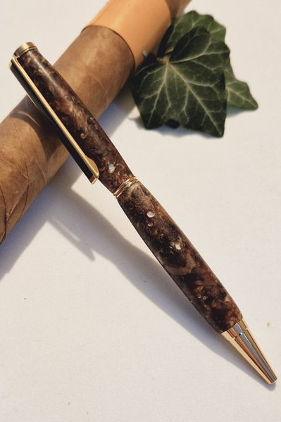 Kugelschreiber rustikal aus Resten von Exotischen Hölzern in Epoxidharz Gold